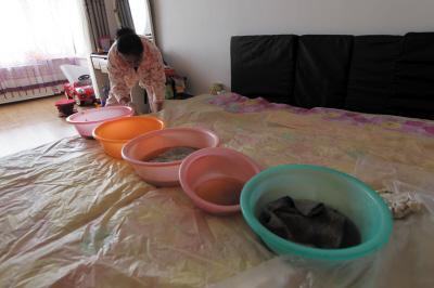 铁门关楼上漏水，住户失联，小区没物管，业主维权难！律师来支招……